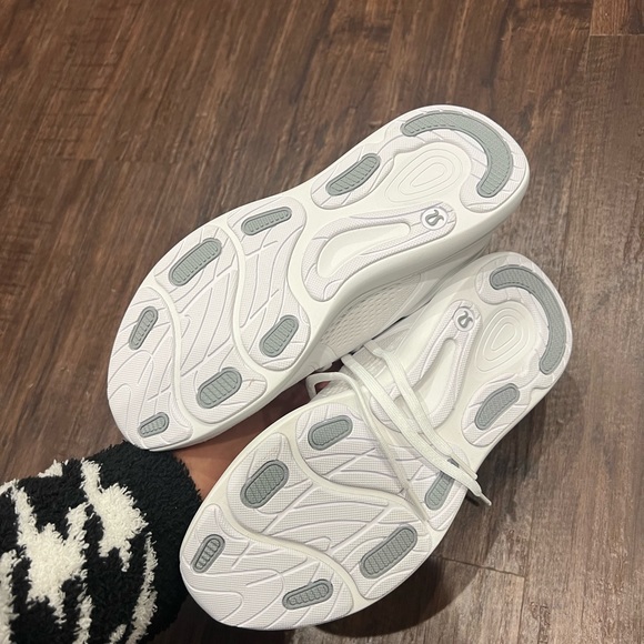 Lululemon white blissfeel shoes size 9! - Picture 4 of 5